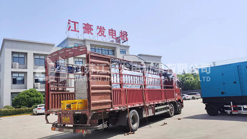 兩臺550kW上柴柴油發電機組發貨